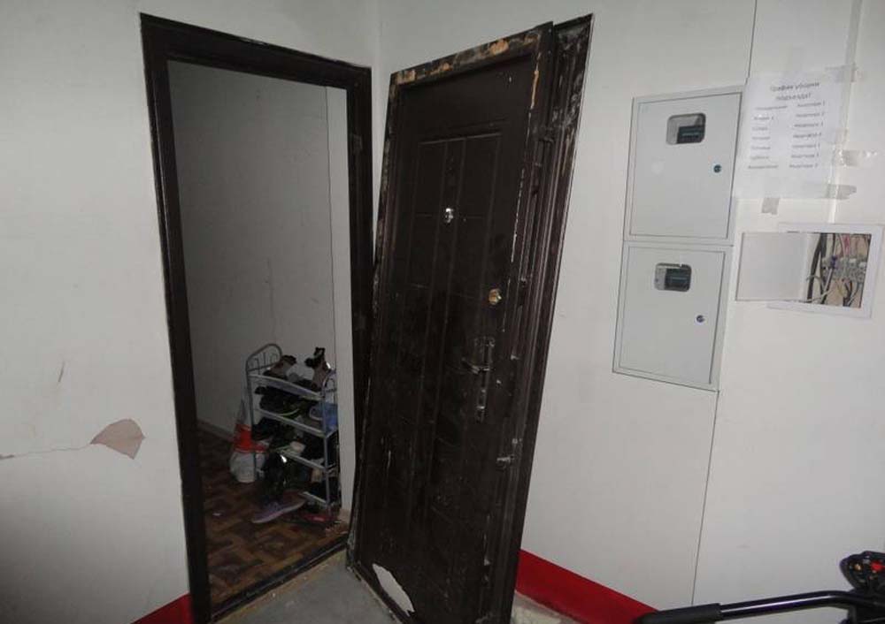 Выбили дверь в квартиру. Выбитая входная дверь. Выломанная дверь в квартиру. Выбитая дверь в квартире. Сломанная входная дверь.
